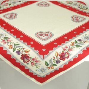 Gobelinowa serweta w serca i ornamenty ludowe – dekoracja wnętrza w stylu folk