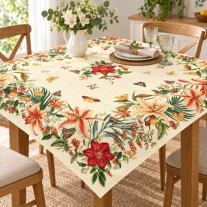 Serweta gobelinowa 100x100 hibiskus na stole w jadalni, z bukietem białych kwiatów